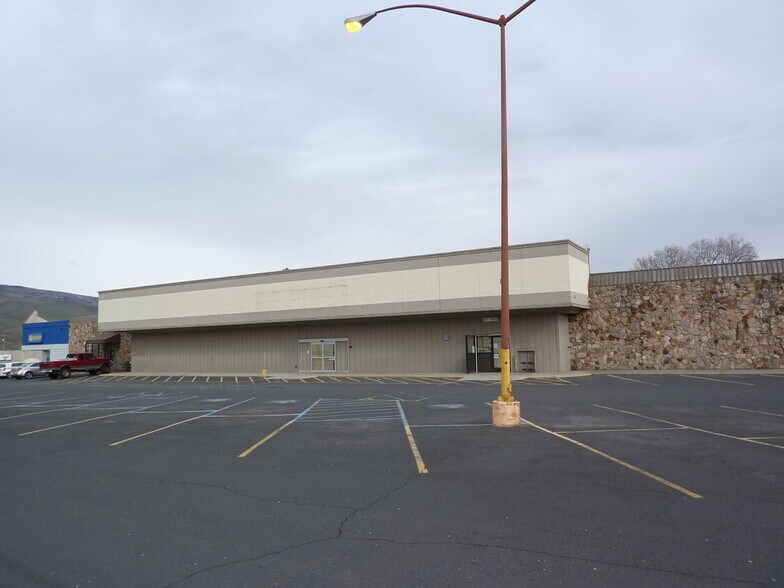 More Photos Of 511 3rd St, Clarkston General Retail For Lease