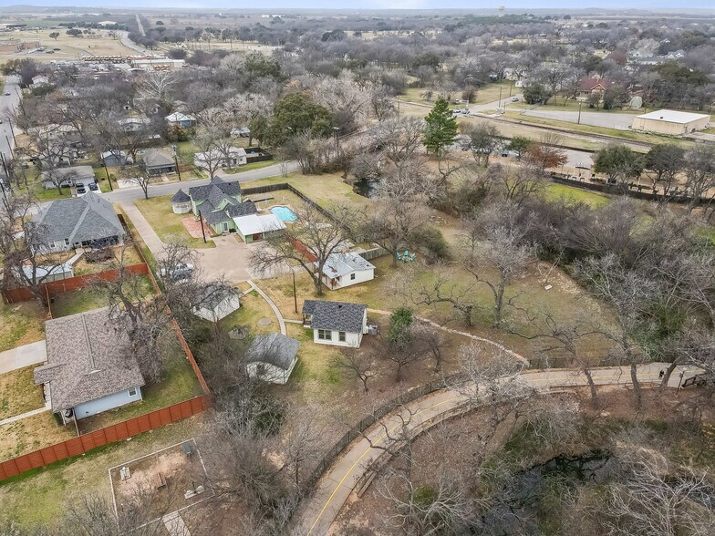 More Photos Of 512 N Travis St, Granbury Hospitality For Sale