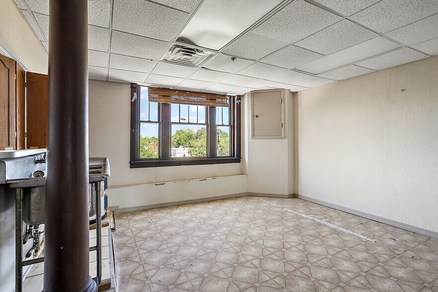 More Photos Of 410 W Main St, Leesburg Office For Sale