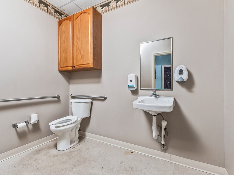 More Photos Of 2016 N Point Blvd, Tallahassee Office For Sale