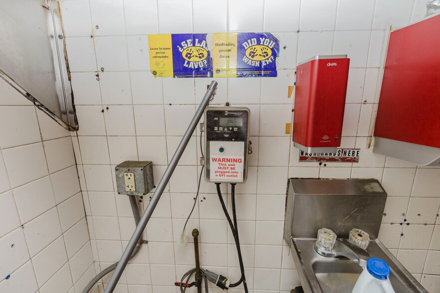 More Photos Of 503 N West St, Wichita Fast Food For Sale
