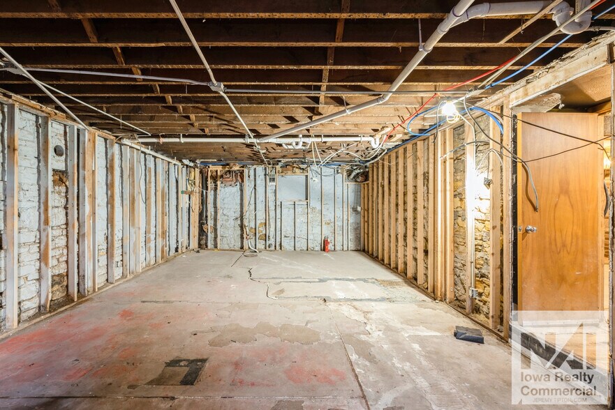 More Photos Of 741 10th St, Marion Storefront Retail Office For Lease