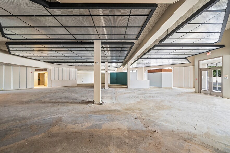 More Photos Of 7705 Quaker Ave, Lubbock Freestanding For Lease