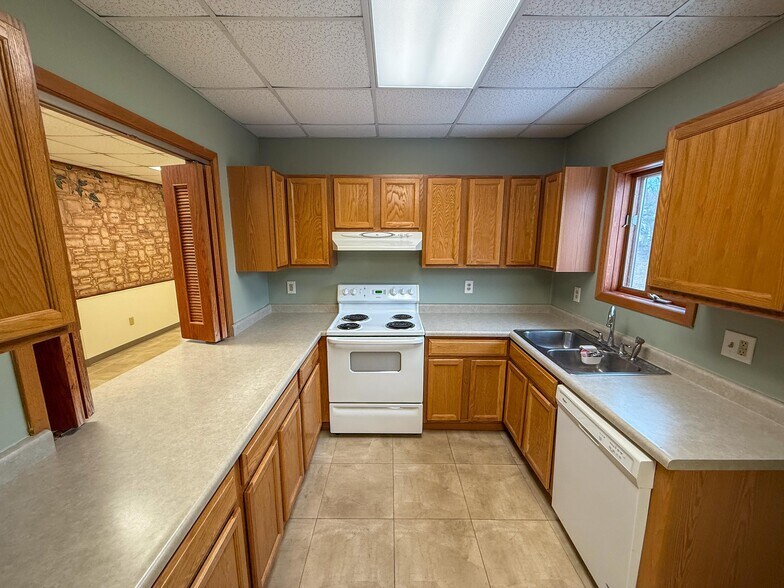 More Photos Of 3139 41st St NW, Rochester Office For Sale