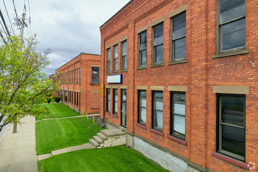 More Photos Of 961-1029 Lyell Ave, Rochester Showroom For Lease