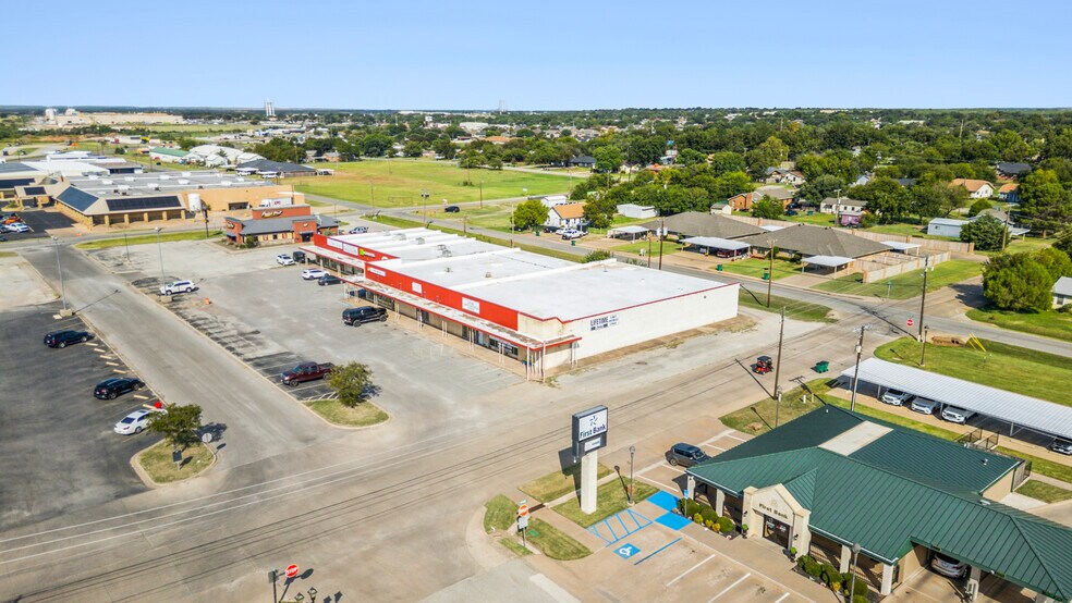 More Photos Of 400 W Park Ave, Iowa Park General Retail For Lease