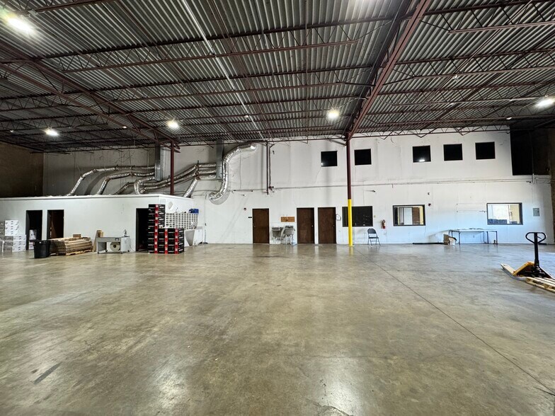 More Photos Of 222 S Town East Blvd, Mesquite Distribution For Lease