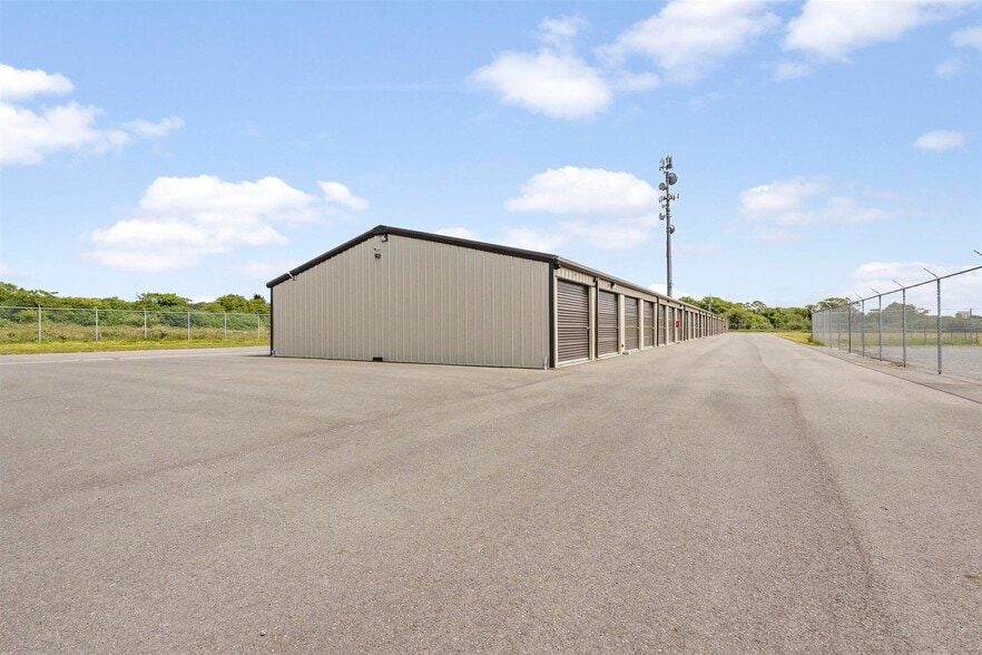 More Photos Of 1621 5th St, Crescent City Self Storage For Sale