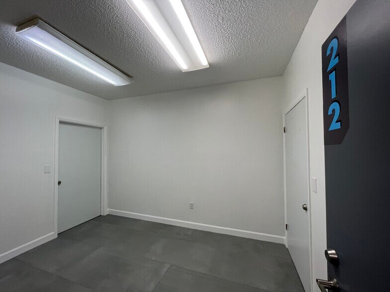 More Photos Of 1918 Harrison St, Hollywood Loft Creative Space For Lease