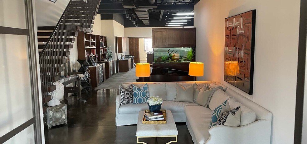 More Photos Of 1330 Turtle Creek Blvd, Dallas Distribution For Lease