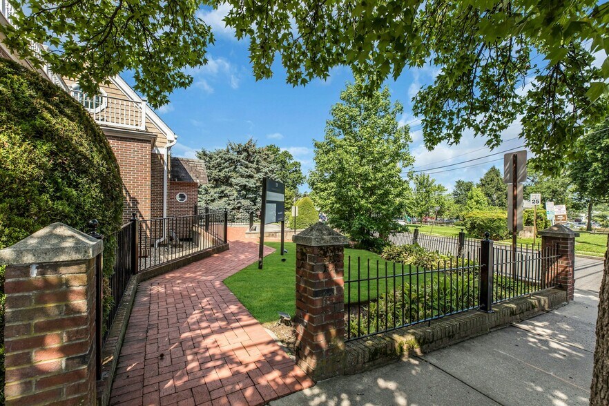 More Photos Of 139 Plandome Rd, Manhasset Medical For Sale