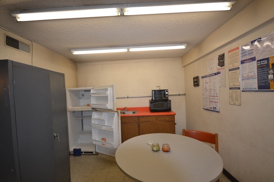 More Photos Of 7741 N 68th Ave, Glendale Service For Sale