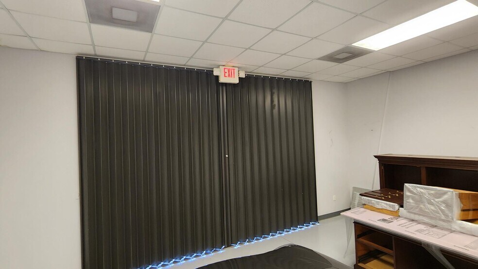 More Photos Of 2805 S Horseshoe Dr, Naples Showroom For Lease