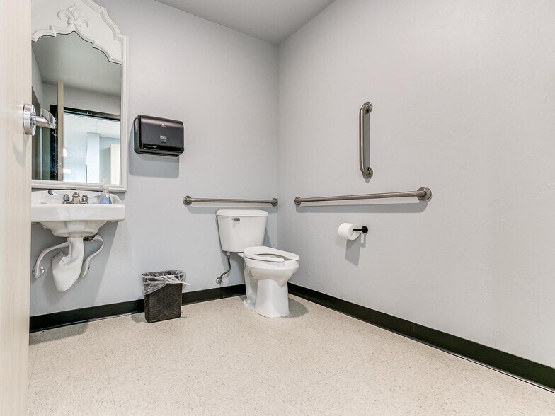 More Photos Of 505 NE 46th St, Oklahoma City Office For Lease