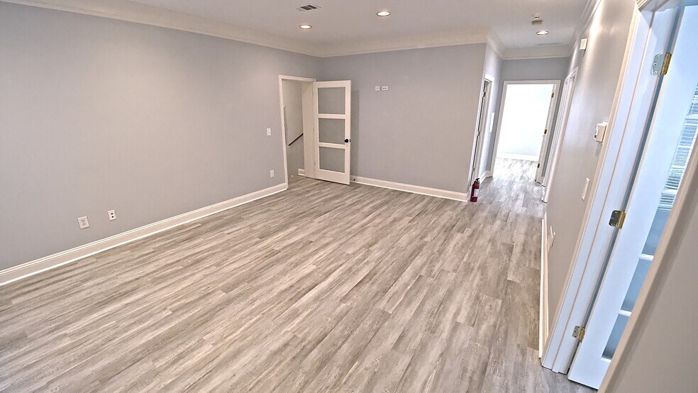 More Photos Of 239-243 River Park North Dr, Woodstock Office For Sale