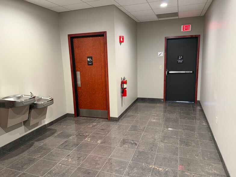 More Photos Of 839 N Perryville Rd, Rockford Office For Lease