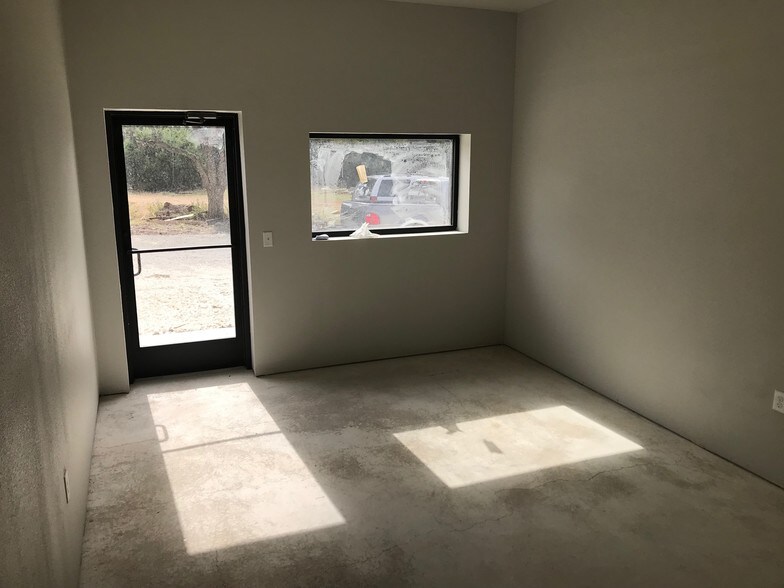 More Photos Of 12440 Trail Driver, Austin Warehouse For Lease