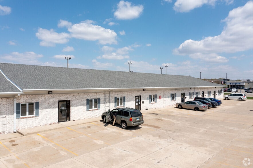 More Photos Of 303 Landmark Dr, Normal Loft Creative Space For Lease