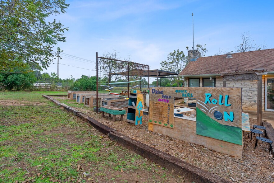 More Photos Of 13617 Fitzhugh Rd, Austin Showroom For Lease