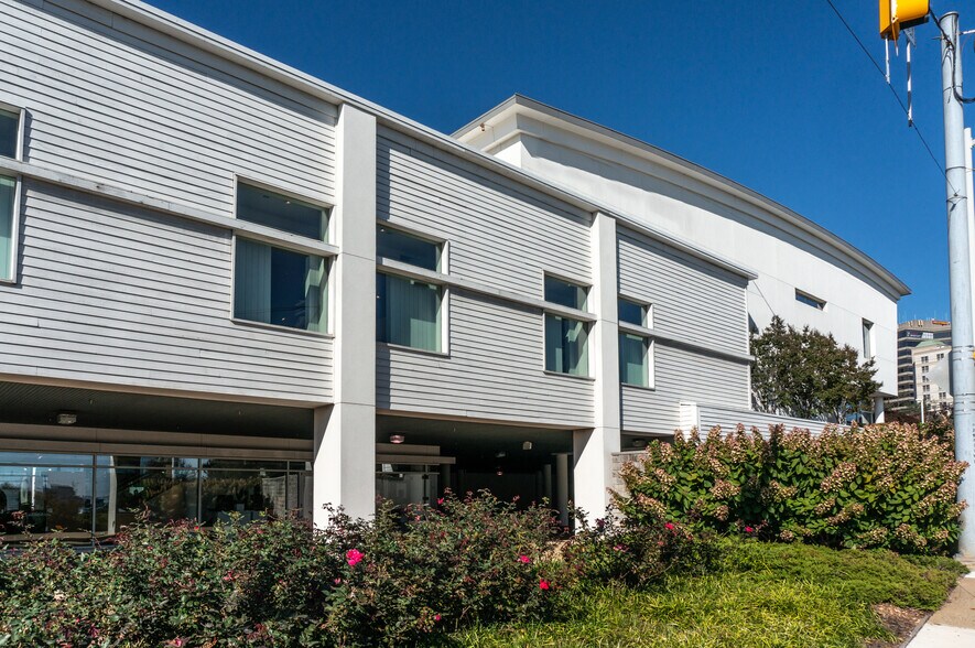 More Photos Of 1800 W International Dr, McLean Freestanding For Lease