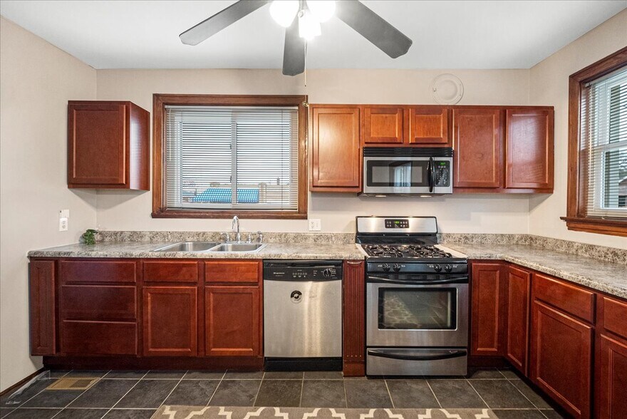 More Photos Of 8700 Gravois Rd, Saint Louis Storefront Retail Residential For Sale