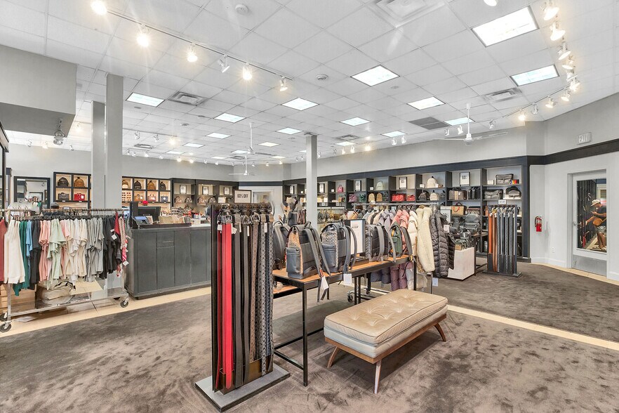 More Photos Of 515-517 Duval St, Key West Storefront Retail Office For Sale