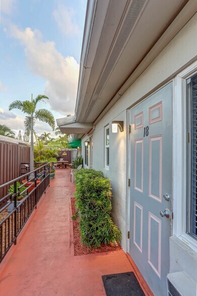 More Photos Of 1419 S Federal Hwy, Hollywood Hotel For Sale