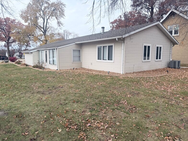 More Photos Of 700 N River Dr, Kankakee Office For Sale