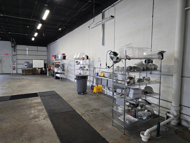 More Photos Of 8030 N Lawndale Ave, Skokie Warehouse For Sale