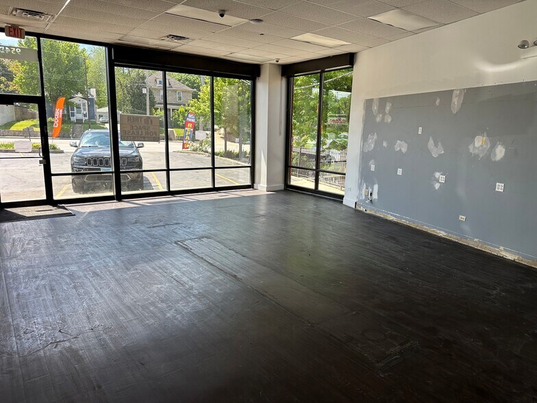 More Photos Of 954 E New York St, Aurora Storefront For Lease