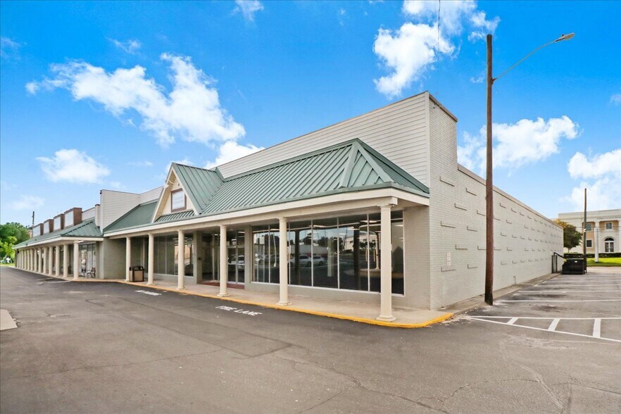 More Photos Of 501 E Market St, Smithfield Storefront For Lease