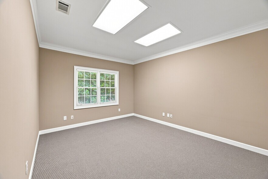 More Photos Of 802-804 Macy Dr, Roswell Office For Sale