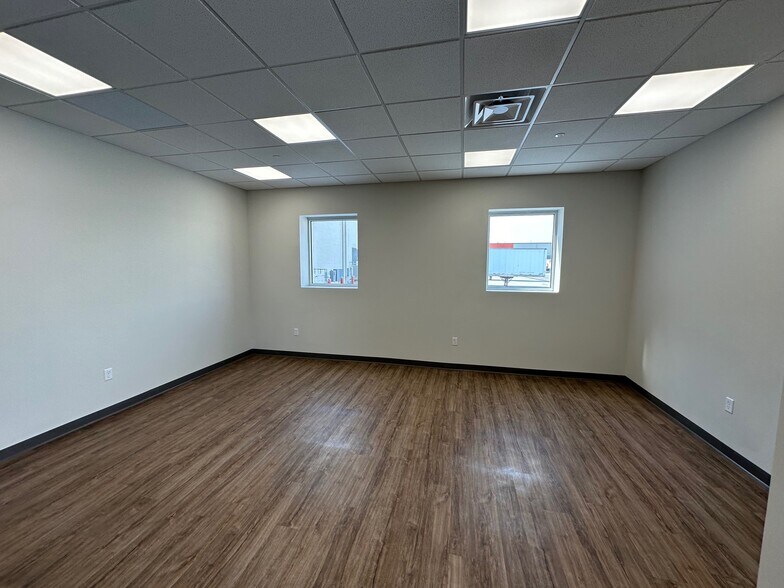 More Photos Of 3023 E Kemper Rd, Cincinnati Warehouse For Lease