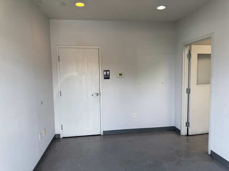 More Photos Of 214 Omohundro Pl, Nashville Manufacturing For Sale