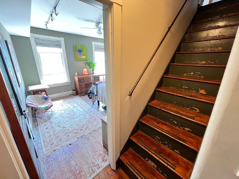 More Photos Of 1438-1442 Light St, Baltimore Showroom For Sale