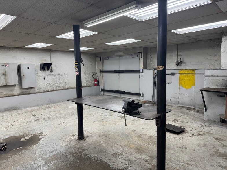 More Photos Of 3002 Dixie Hwy, Louisville General Retail For Sale