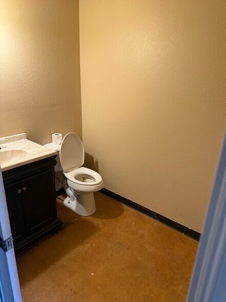 More Photos Of 23061-23065 Tx-46 Hwy, Bulverde Self Storage For Lease