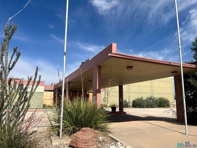 Primary Photo Of 200 S Linam St, Hobbs Healthcare For Sale