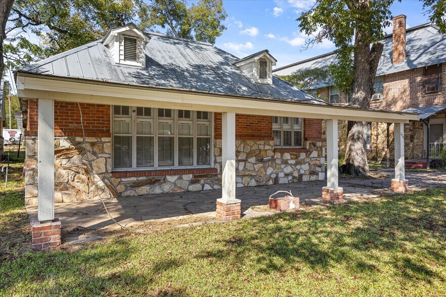 More Photos Of 301 NE Barnard St, Glen Rose Office For Sale