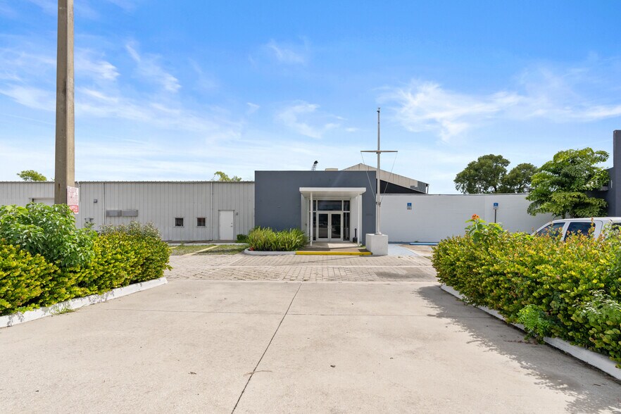 More Photos Of 3075 NW South River Dr, Miami Storefront Retail Office For Lease