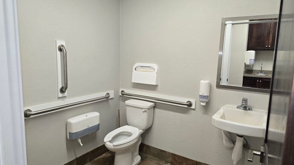 More Photos Of 2573 Campus Dr, Klamath Falls General Retail For Lease