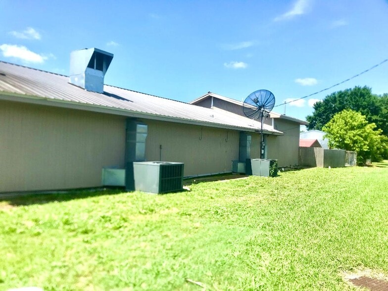 More Photos Of 711 N Steele Ave, Cushing Restaurant For Sale