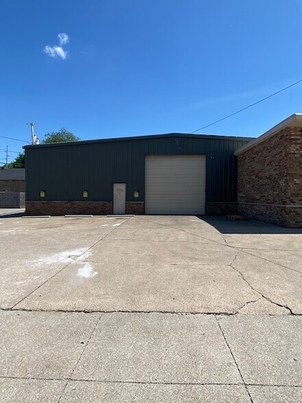 More Photos Of 400-402 E Market St, New Albany Industrial For Sale