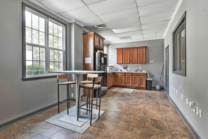 More Photos Of 147 Jackson St, Newnan Freestanding For Lease