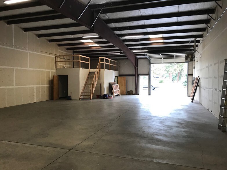 More Photos Of 45 SE Bridgeford Blvd, Bend Warehouse For Lease