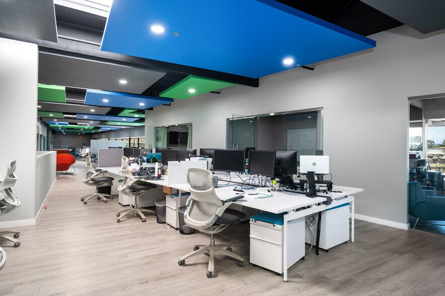 More Photos Of 800 E Dyer Rd, Santa Ana Showroom For Sale