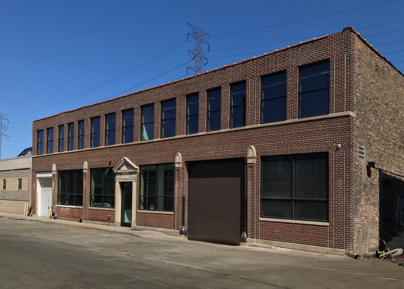 More Photos Of 1640 W Carroll Ave, Chicago Showroom For Lease
