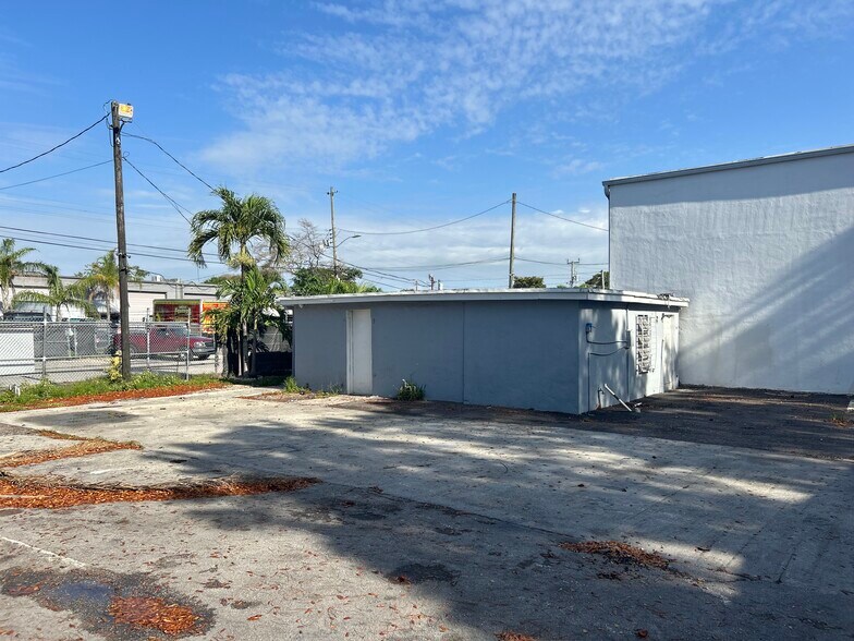 More Photos Of 2201 SW 58th Ter, West Park Contractor Storage Yard For Lease