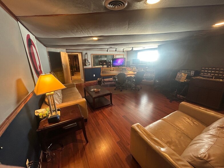 More Photos Of 648 W Iris Dr, Nashville Office For Sale