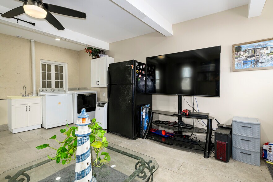 More Photos Of 5001 Pernod Ave, Saint Louis Flex For Sale